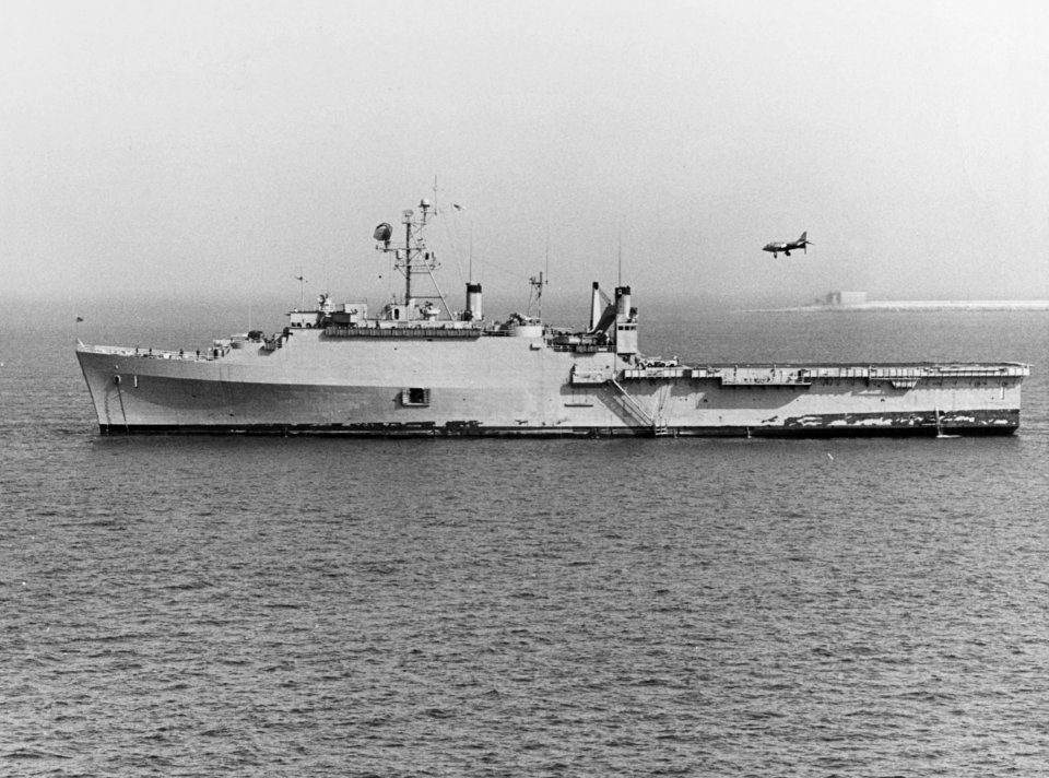 Hawker Siddeley XV-6A Kestrel lifts off from USS Raleigh (LPD-1), in May 1966 (USN 1115763)