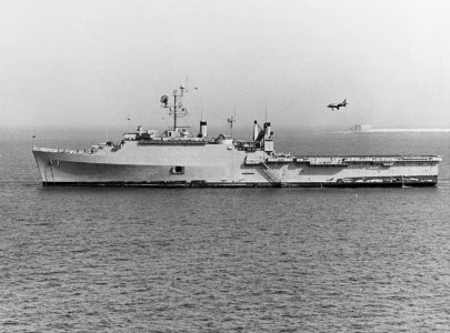Hawker Siddeley XV-6A Kestrel lifts off from USS Raleigh (LPD-1), in May 1966 (USN 1115763)