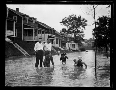 Heaviest rain in Washington area in years. Here, North Rosemount, Va. using their streets as a swimming pool. Sept 1922 LCCN2016891654