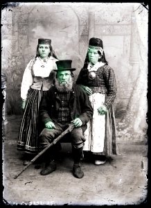 Heinrich Tiidermann - Mees ja kaks naist rahvariietes Kose kihelkonnast