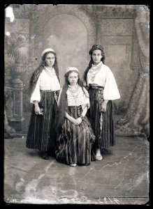 Heinrich Tiidermann - Rahvariides neiud Tallinna ümbrusest