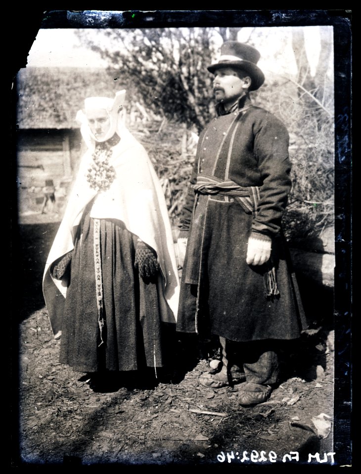 Heinrich Tiidermann - Rahvariietes mees ja naine (lätlased)