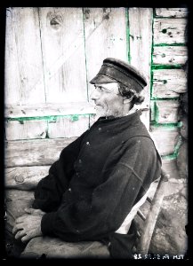 Heinrich Tiidermann - Talumees õues palkseina ääres