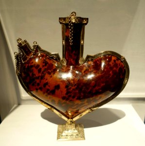 Heart-shaped flask owned by Archduke Ferdinand II, India, probably Gujarat, 1500s, Iberian mount c. 1580, tortoiseshell (Eremochlys imbricate), silver - Metropolitan Museum of Art - New York City - DSC06920 photo