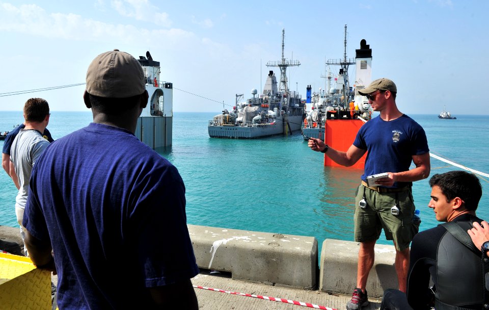 Heavy Lift Dive Inspection 130224-N-CG436-005