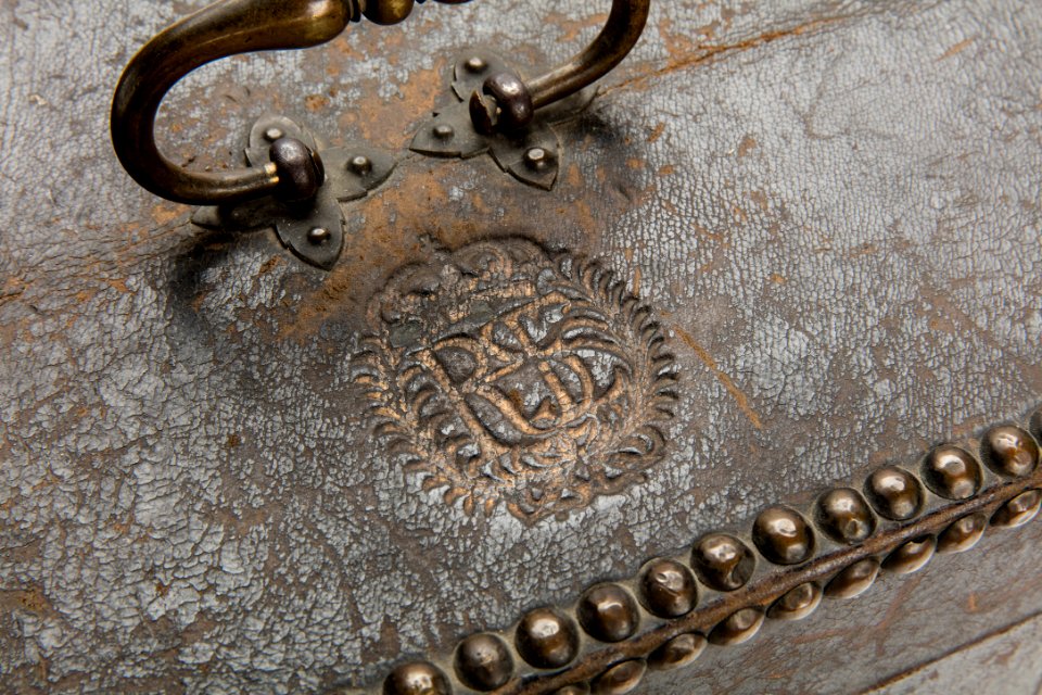 Hedvig Eleonoras namnchiffer HERS i guldpressning på skrin, 1600-tal - Livrustkammaren - 107010