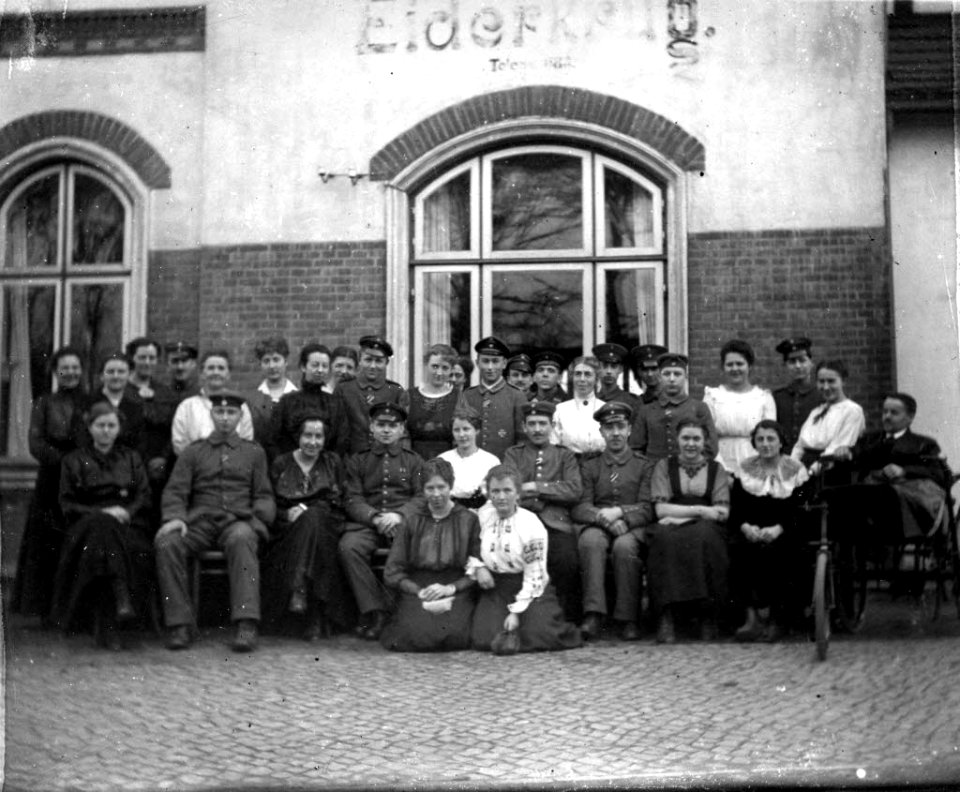 Heeressoldaten und Krankenschwestern vor dem Eiderkrug am Schulensee (Kiel 46.624)