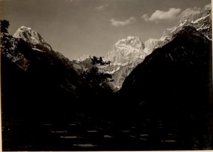 Heldengräber in Breth. Aufgenommen am 18. Mai 1916. (BildID 15475804)