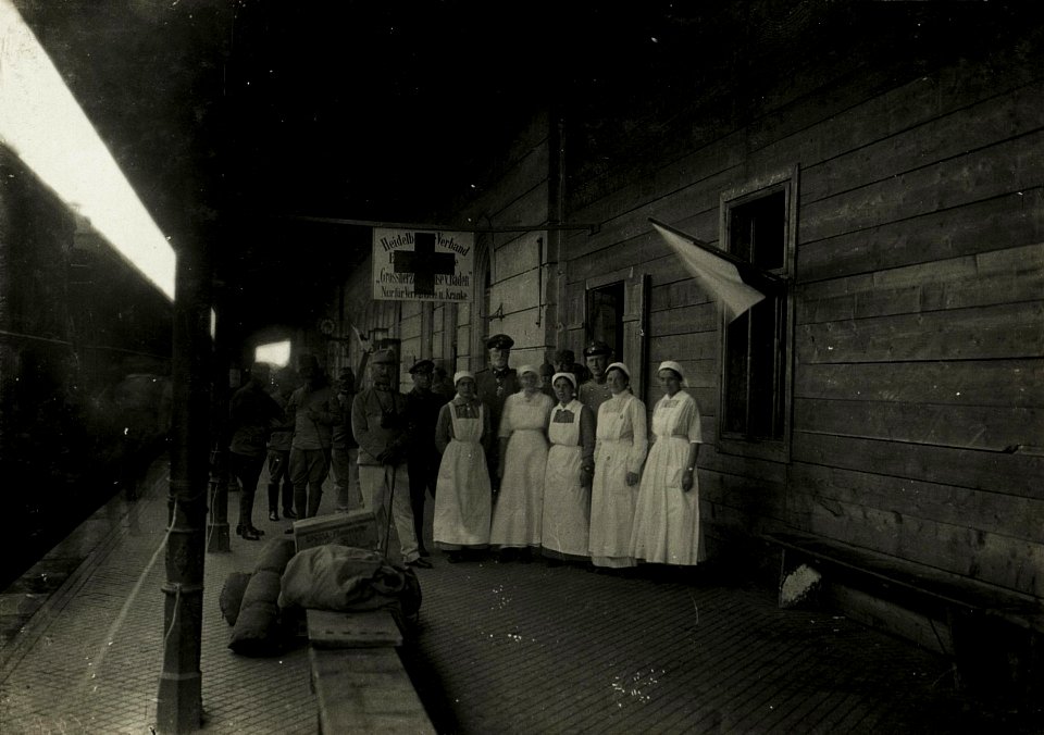 Heidelberger Verband-Labestelle vom Roten Kreuz. (Bahnhof Stryj.) (BildID 15433169)