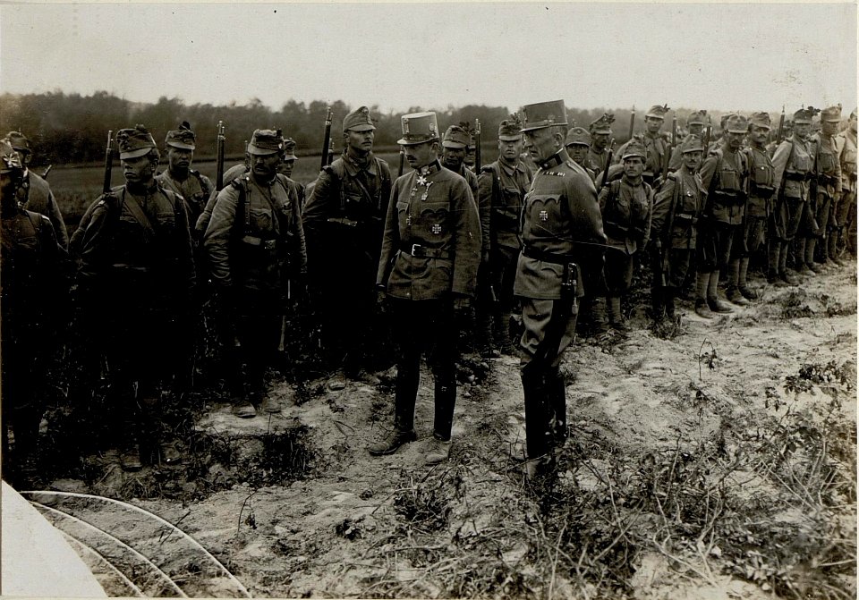 Heeresgruppenkommandant Erzherzog Karl beim XIII. Korps, 15.09.1916 (BildID 15550531)