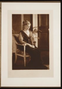 Helen Herron Taft in evening gown with necklace and tiara LCCN2013649080
