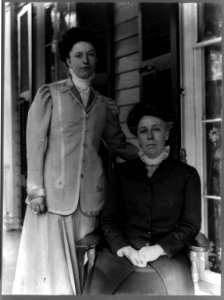 Helen Herron Taft, three-quarter length portrait, seated on porch, facing left, with daughter Helen standing) - Waldon Fawcett, Washington, D.C LCCN89709247