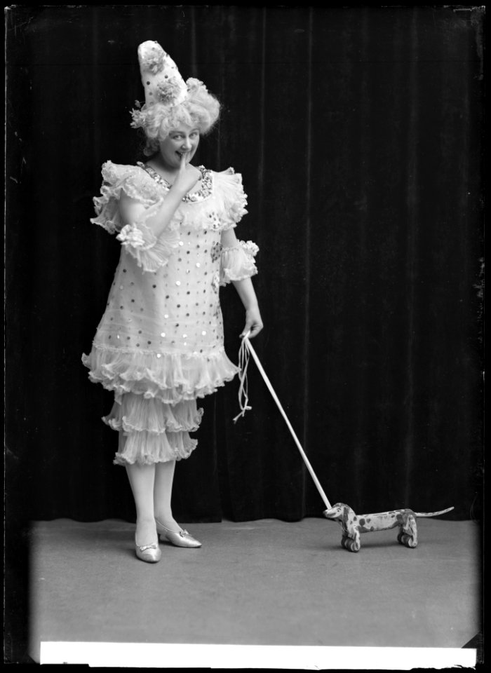 Helfrid Lambert in Nr 30 Gustafsson at Södra teatern 1908 - SMV - NL004