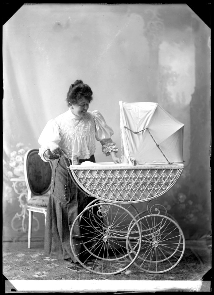 Helfrid Lambert, actor, undated portrait with pram - SMV - GL014