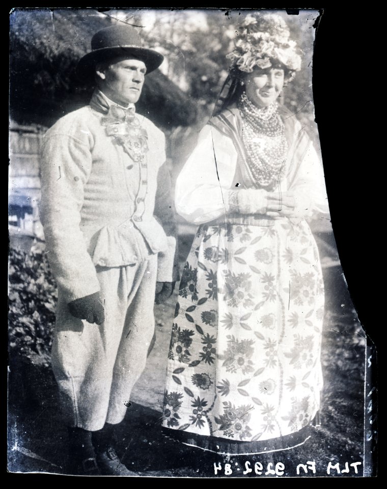 Heinrich Tiidermann - Rahvariides mees ja naine talu õuel