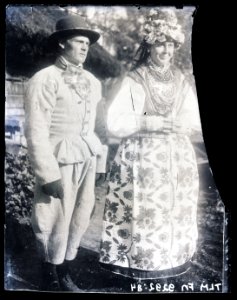 Heinrich Tiidermann - Rahvariides mees ja naine talu õuel
