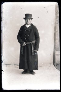 Heinrich Tiidermann - Rahvariides talumees