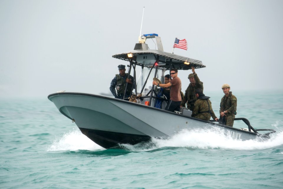 Helicopter dive insertion, RIMPAC 2014 140717-N-MF909-107
