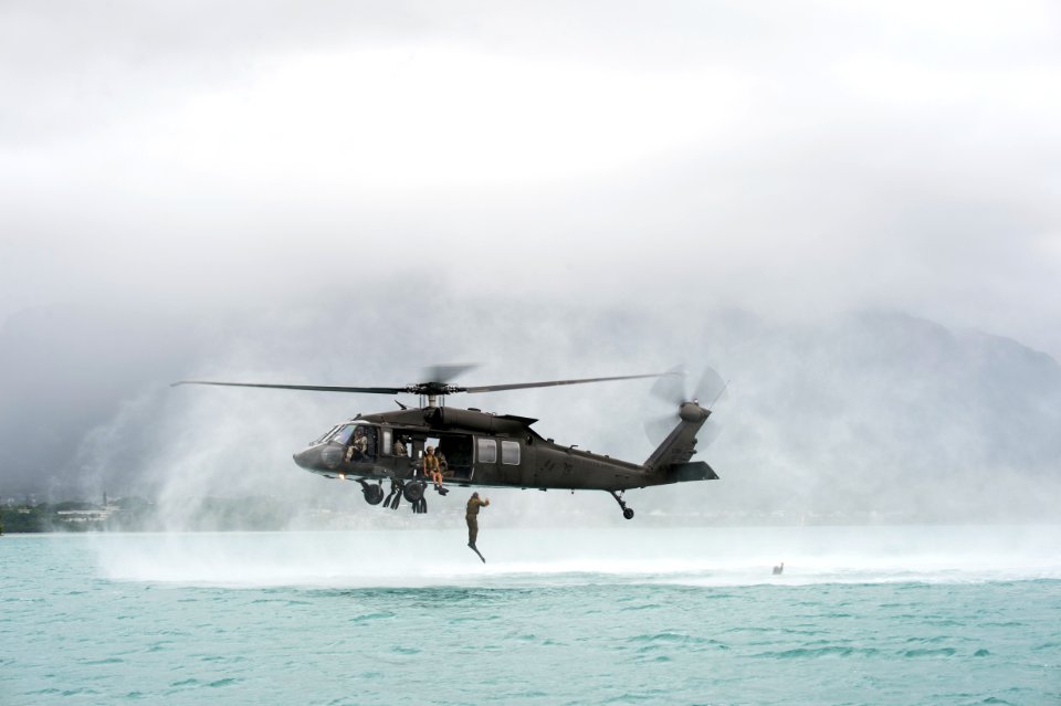Helicopter dive insertion, RIMPAC 2014 140717-N-MF909-231