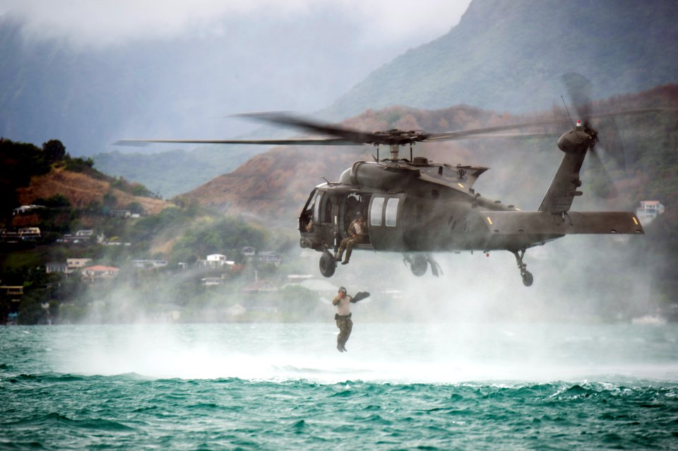 Helicopter dive insertion, RIMPAC 2014 140717-N-MF909-419