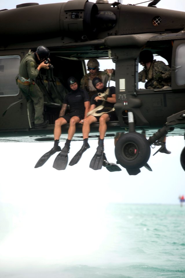 Helicopter dive insertion, RIMPAC 2014 140717-N-MF909-355