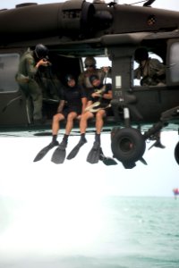 Helicopter dive insertion, RIMPAC 2014 140717-N-MF909-355