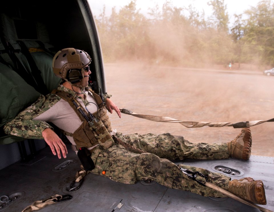 Helicopter insertion familiarization, RIMPAC 2014 140717-N-GO855-104