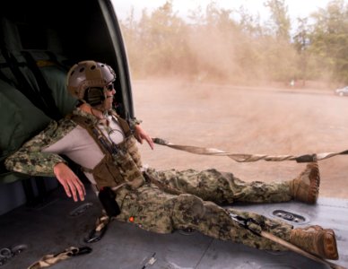 Helicopter insertion familiarization, RIMPAC 2014 140717-N-GO855-104