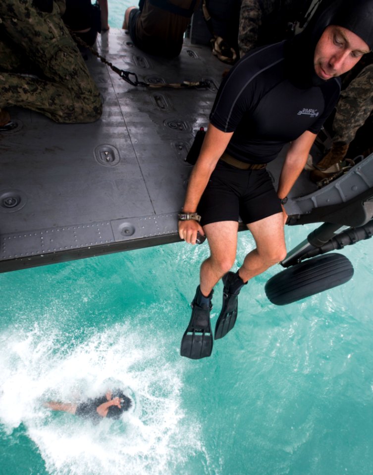 Helicopter insertion familiarization, RIMPAC 2014 140717-N-GO855-132