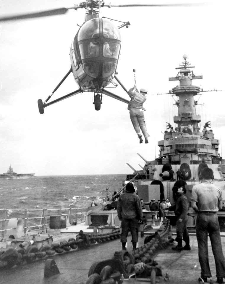 Helicopter picking up an officer from the deck of the USS Missouri (BB-63) (37765112496)