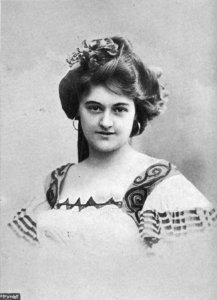 Helen Bertram, stage actress. Dupont