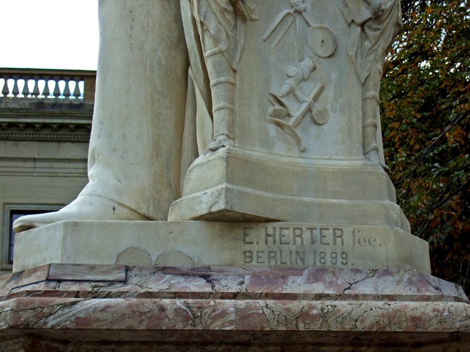 Helmholtz-Statue-Signature-Detail