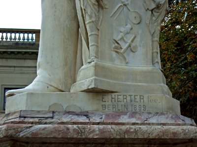 Helmholtz-Statue-Signature-Detail