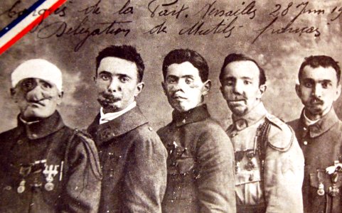 Help the wounded of the face (Broken Jaws) In their work of fraternal help, WWI (33207729062)
