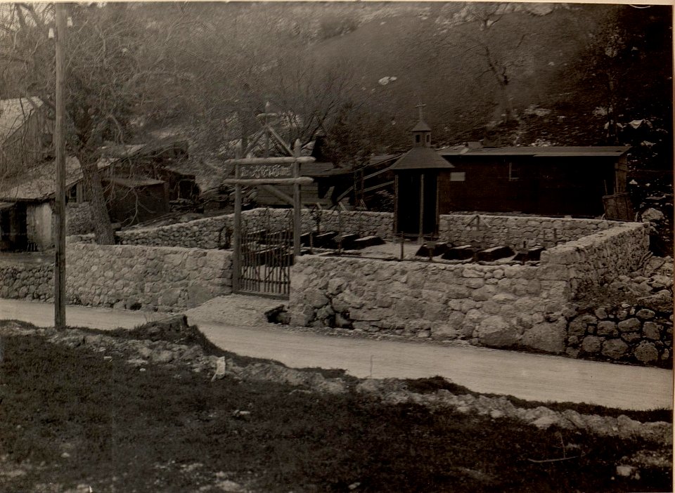 Heldenfriedhof in RAVELNAZ. Aufgenommen am 2. Mai 1916. (BildID 15475314)