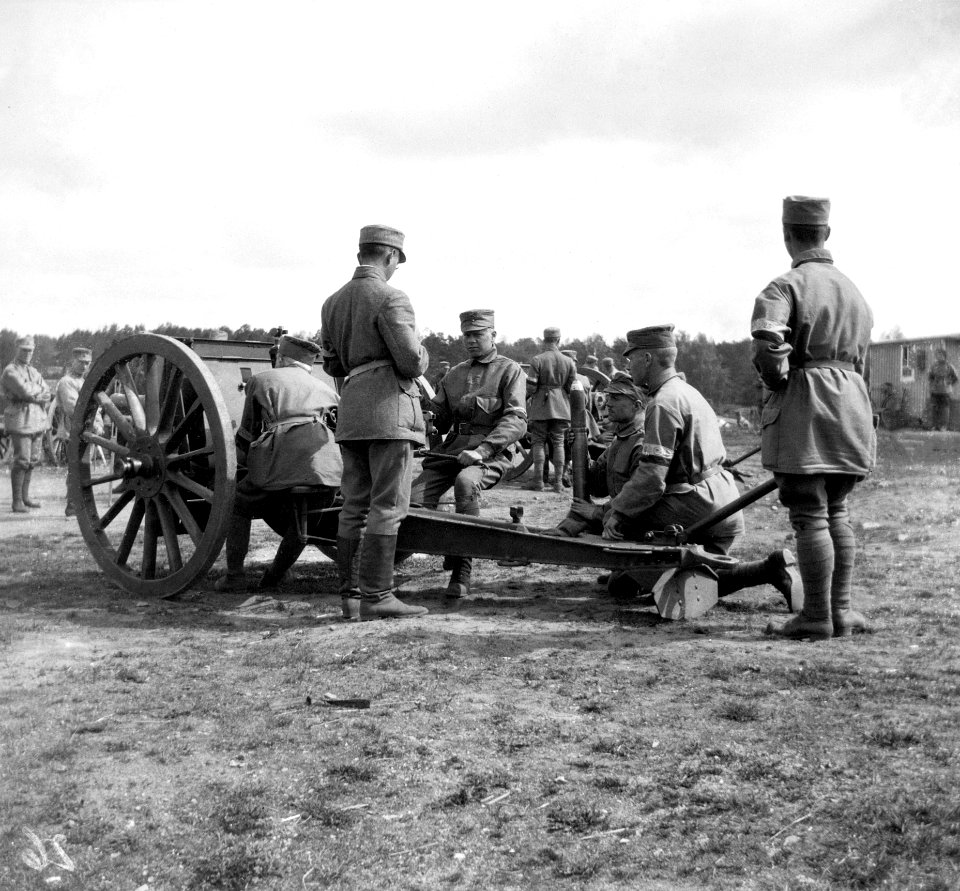 Helsingin jääkäriprikaati tykistöharjoituksissa Töölössä (nykyisen Töölön pallokentän alueella) - N2155 (hkm.HKMS000005-000001jg)