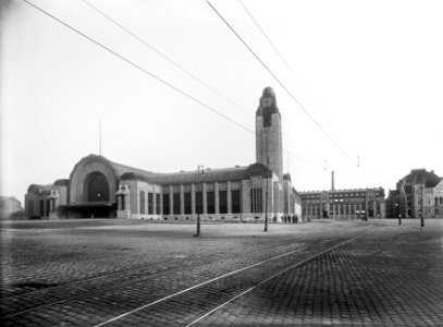 Helsingin rautatieasema Kaivokadun ja Rautatientorin kulmasta nähtynä - N26774 (hkm.HKMS000005-km0000msha) photo