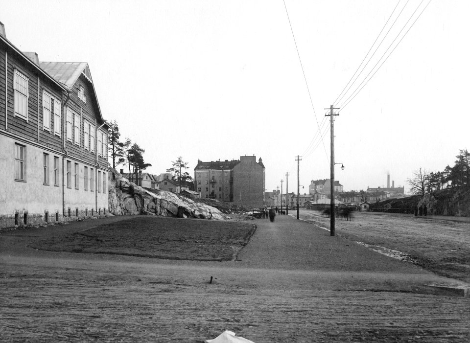 Helsinginkatu 13, 7, Harjukatu 2 pihan puolelta.Taustalla on Itäinen Viertotie 47 (= Hämeentie 50) - N1033 (hkm.HKMS000005-km003r7j)