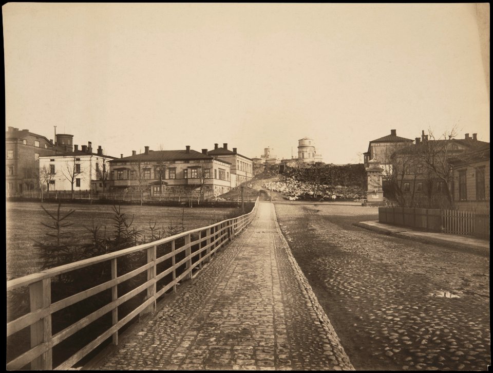 Helsinki 1892, Ullanpuistikko. Vuorimiehenkatu 7, 9, 11. Tähtitornin vuori. - G16129 (hkm.HKMS000005-km0000m8i1)