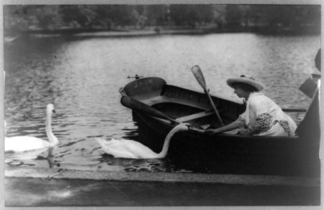 Helen Keller, half-length portrait, facing left, sitting in boat feeding swan LCCN92521078