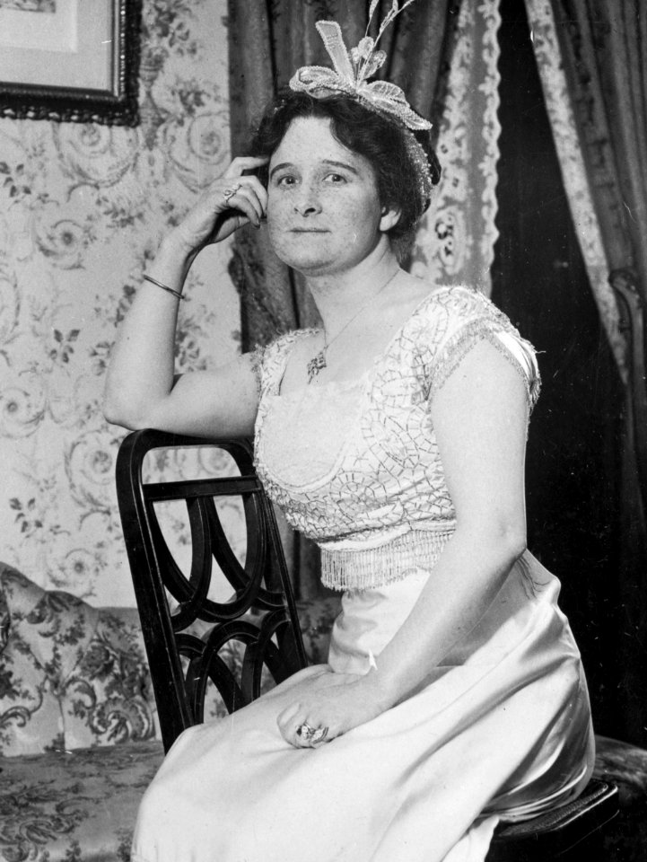 Helen Hathaway Britton, full-length portrait, seated sideways on chair, facing front LCCN2003689092 (cropped)