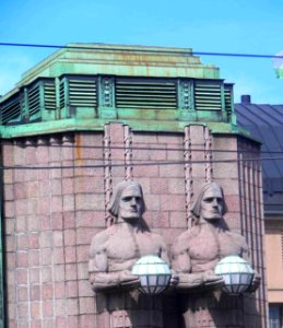 Helsinki Bahnhof Statuen photo