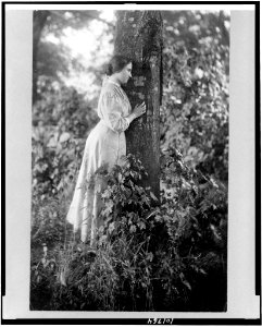 Helen Keller, full-length portrait, standing by tree, facing right LCCN90715105