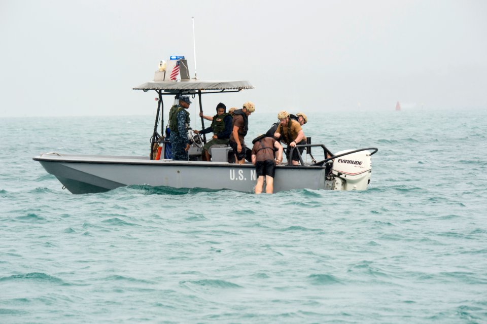 Helicopter dive insertion, RIMPAC 2014 140717-N-MF909-086