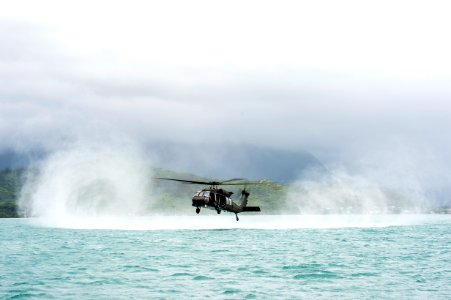 Helicopter dive insertion, RIMPAC 2014 140717-N-MF909-198