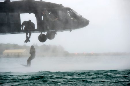Helicopter dive insertion, RIMPAC 2014 140717-N-MF909-321