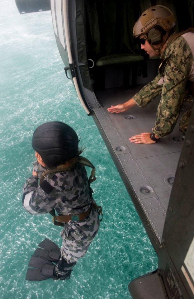 Helicopter insertion familiarization, RIMPAC 2014 140717-N-GO855-023