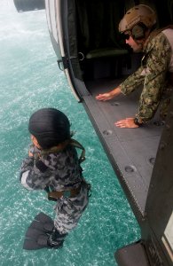 Helicopter insertion familiarization, RIMPAC 2014 140717-N-GO855-023