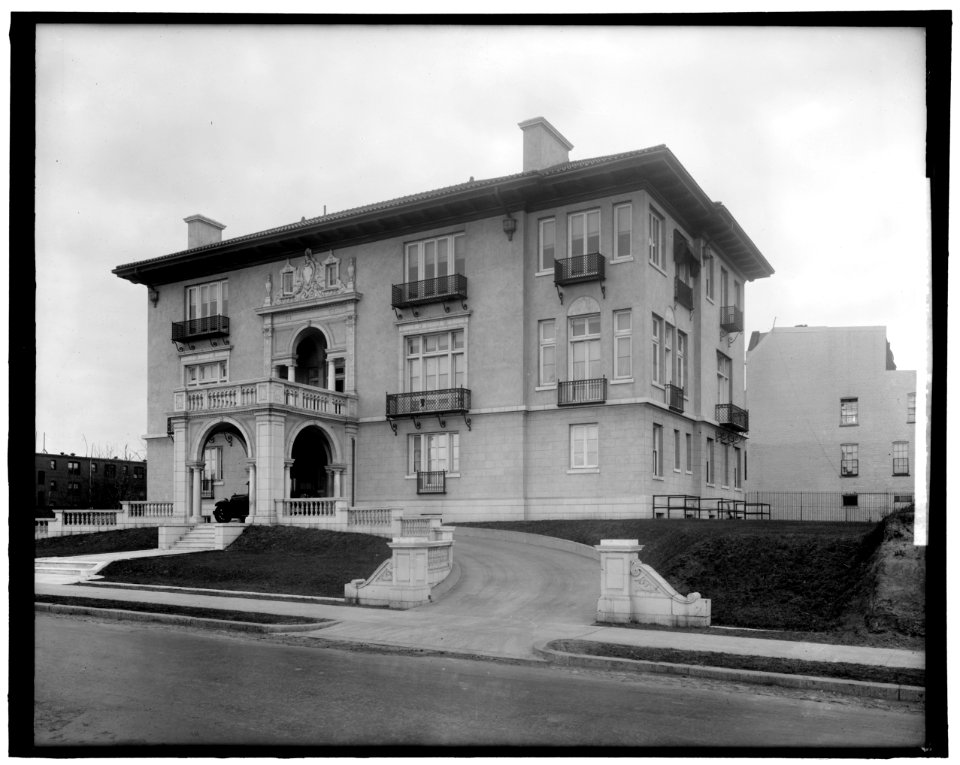 HENDERSON'S CASTLE LCCN2016861867