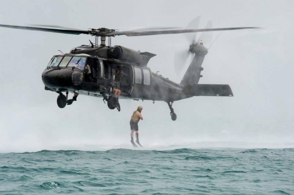 Helicopter dive insertion, RIMPAC 2014 140717-N-MF909-044